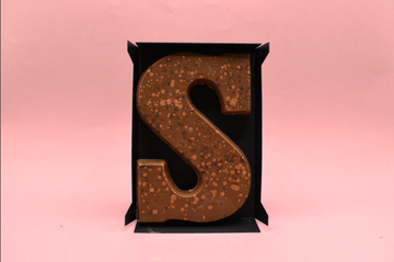 Hazelnoot melkchocolade letter S