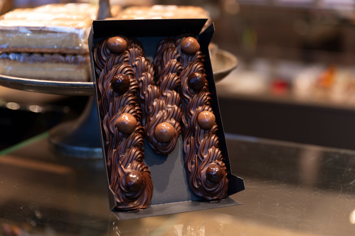 Sint letter PUUR GROOT met noten